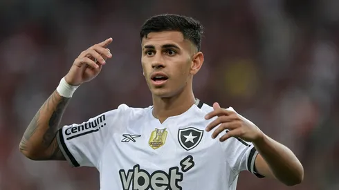 David Ricardo jogador do Botafogo durante partida contra o Flamengo no estádio Maracanã pelo campeonato Brasileiro A 2025. Foto: Thiago Ribeiro/AGIF
