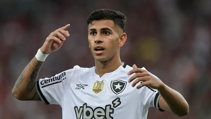 David Ricardo jogador do Botafogo durante partida contra o Flamengo no estádio Maracanã pelo campeonato Brasileiro A 2025. Foto: Thiago Ribeiro/AGIF