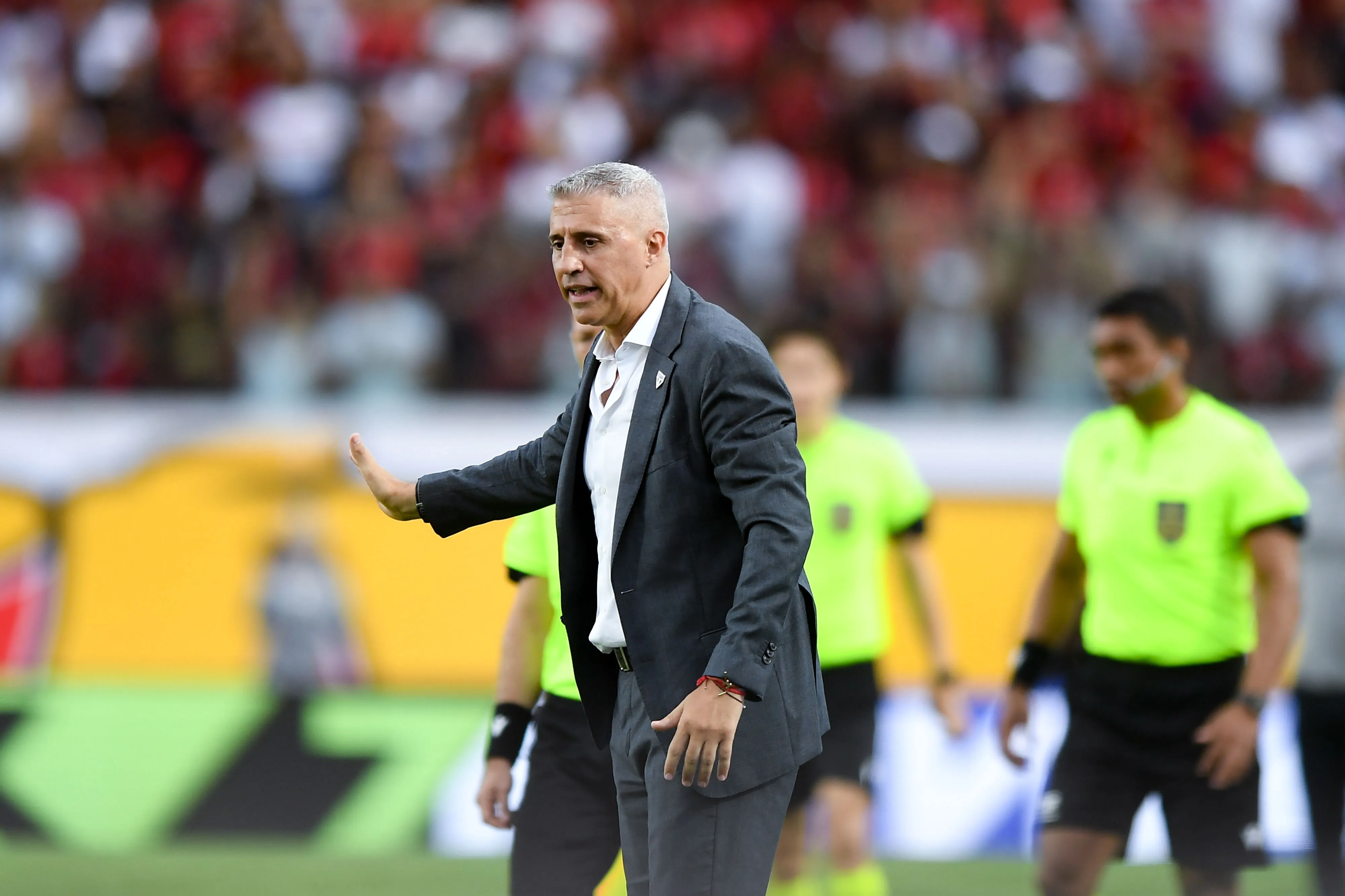 BA – SALVADOR – 07/12/2025 – BRASILEIRO A 2025, VITORIA X SAO PAULO – Crespo tecnico do Sao Paulo durante partida contra o Vitoria no estadio Barradao pelo campeonato Brasileiro A 2025. Foto: Jhony Pinho/AGIF