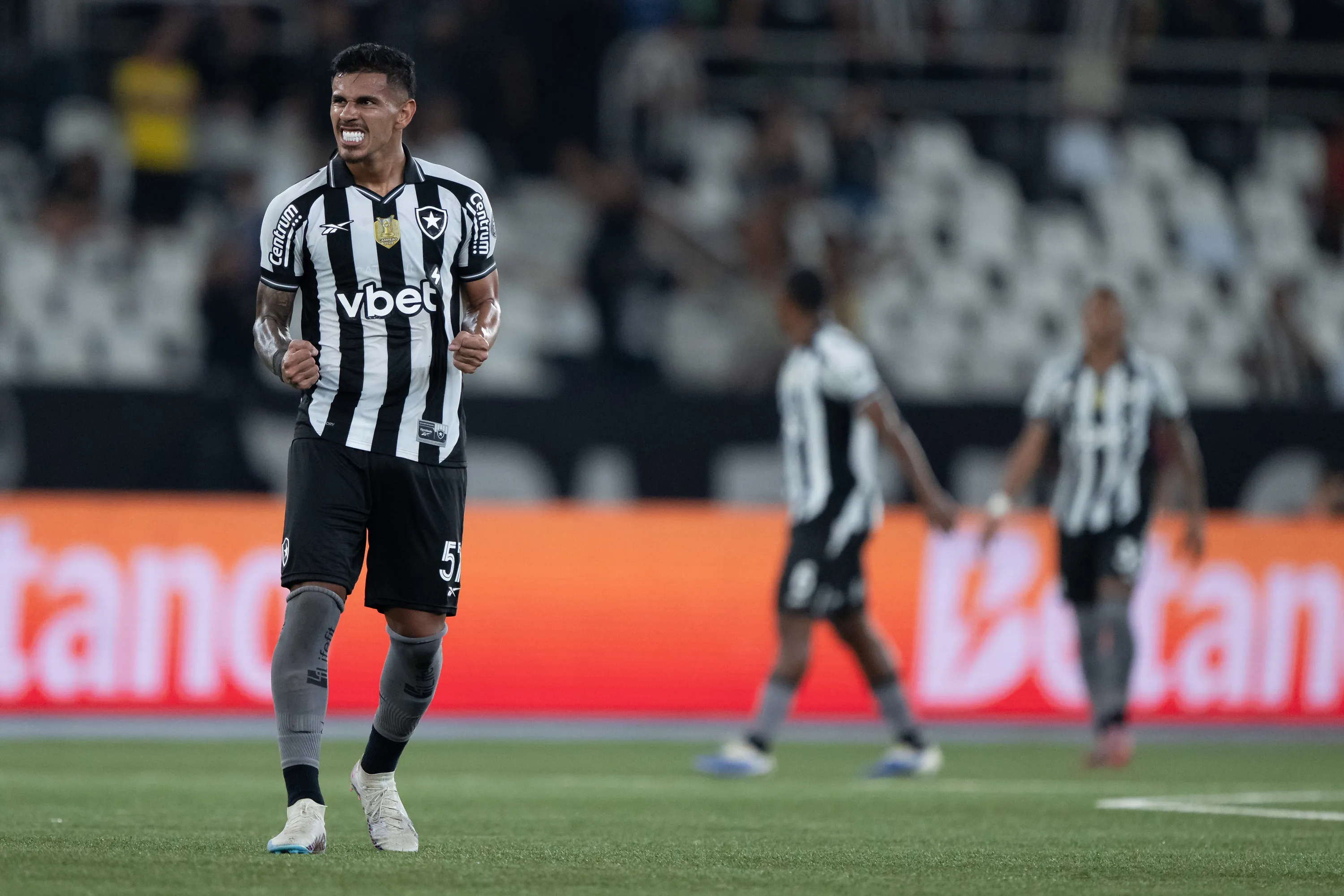 RJ – RIO DE JANEIRO – 05/11/2025 – BRASILEIRO A 2025, BOTAFOGO X VASCO – David Ricardo jogador do Botafogo comemora seu gol durante partida contra o Vasco no estadio Engenhao pelo campeonato Brasileiro A 2025. Foto: Jorge Rodrigues/AGIF