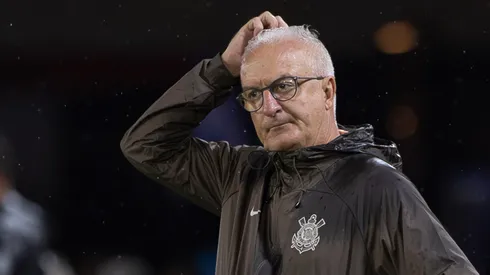 SP – BRAGANCA PAULISTA – 15/01/2026 – PAULISTA 2026, BRAGANTINO X CORINTHIANS -dorival junior tecnico do Corinthians pensativo durante partida contra o Bragantino no estadio Cicero De Souza Marques pelo campeonato Paulista 2026. Foto: Joisel Amaral/AGIF
