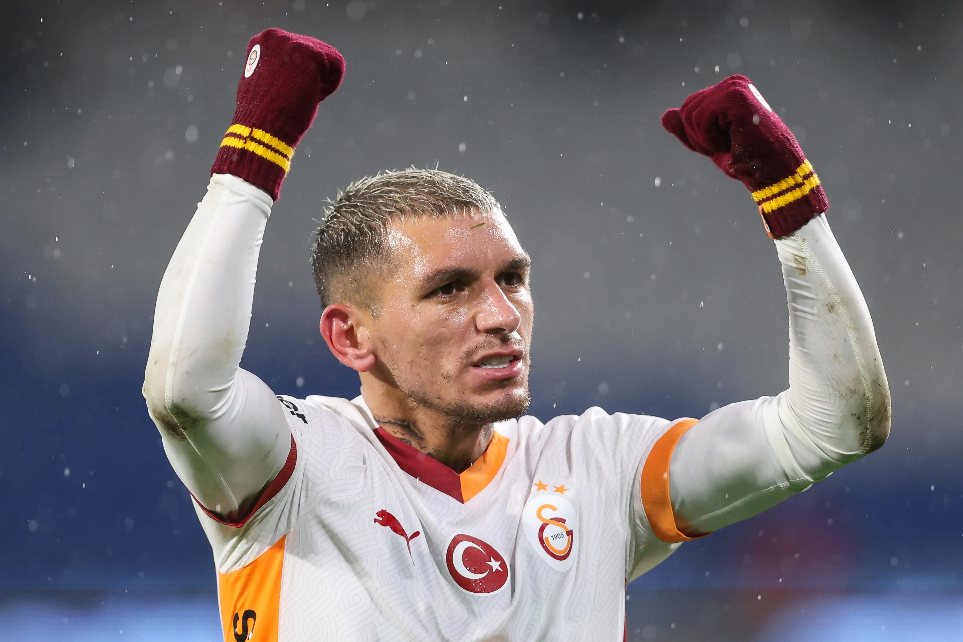 ISTANBUL, TURKEY – JANUARY 12: Lucas Torreira of Galatasaray celebrates victory during the Turkish Super League match between Istanbul Basaksehir and Galatasaray at Basaksehir Fatih Terim Stadyumu on January 12, 2025 in Istanbul, Turkey. (Photo by Ahmad Mora/Getty Images)