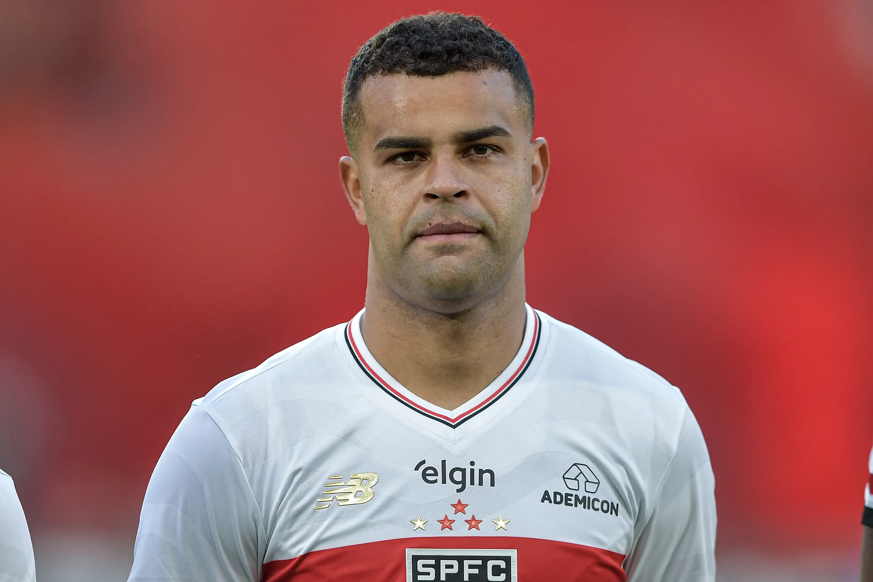 RJ – RIO DE JANEIRO – 12/07/2025 – BRASILEIRO A 2025, FLAMENGO X SAO PAULO – Alisson jogador do Sao Paulo durante partida contra o Flamengo no estadio Maracana pelo campeonato Brasileiro A 2025. Foto: Thiago Ribeiro/AGIF