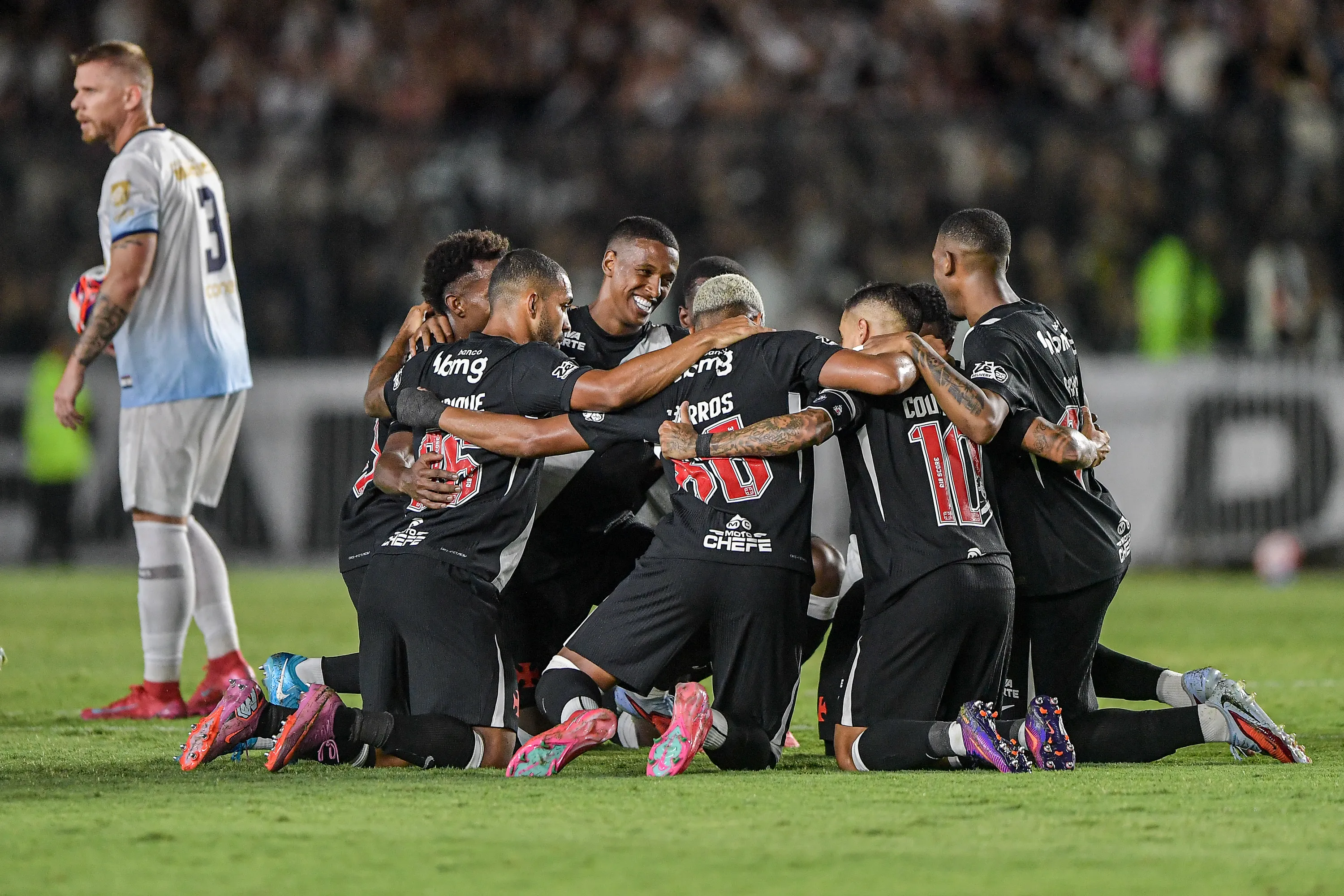 Rayan jogador do Vasco comemora seu gol com jogadores do seu time durante partida contra o Marica no estadio Sao Januario pelo campeonato Carioca 2026. Foto: Thiago Ribeiro/AGIF