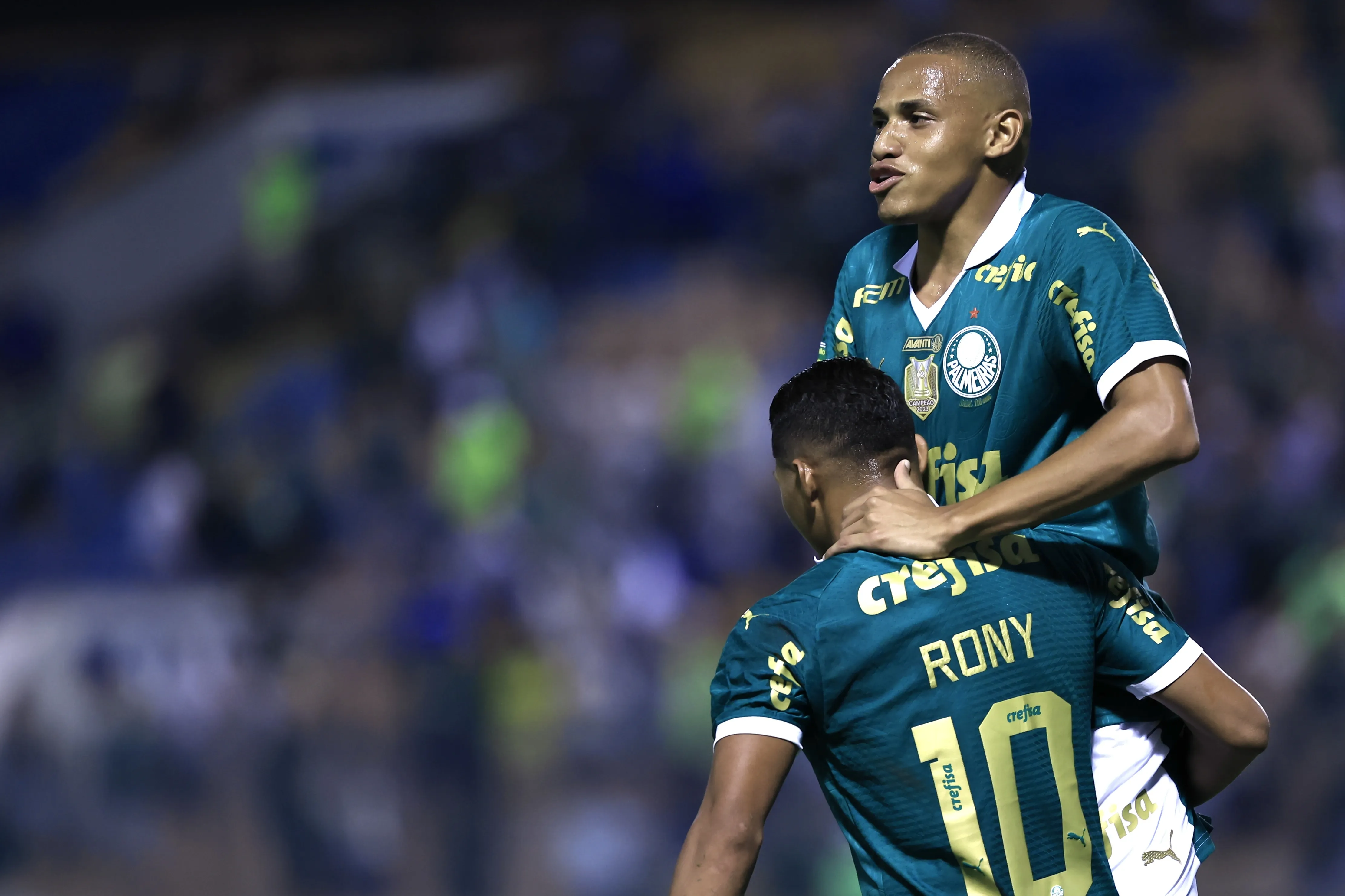 SP – BARUERI – 08/02/2024 – PAULISTA 2024, PALMEIRAS X ITUANO – Rony jogador do Palmeiras comemora seu gol com Jhon Jhonjogador da sua equipe durante partida contra o Ituano no estadio Arena Barueri pelo campeonato Paulista 2024. Foto: Marcello Zambrana/AGIF