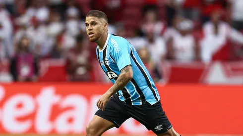 Gustavo Cuellar, do Grêmio, controla a bola durante a partida entre Internacional e Grêmio, válida pelo Brasileirão de 2025, no Estádio Beira-Rio, em 21 de setembro de 2025, em Porto Alegre, Brasil. (Foto de Pedro H. Tesch/Getty Images)
