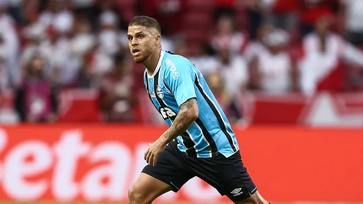 Gustavo Cuellar, do Grêmio, controla a bola durante a partida entre Internacional e Grêmio, válida pelo Brasileirão de 2025, no Estádio Beira-Rio, em 21 de setembro de 2025, em Porto Alegre, Brasil. (Foto de Pedro H. Tesch/Getty Images)