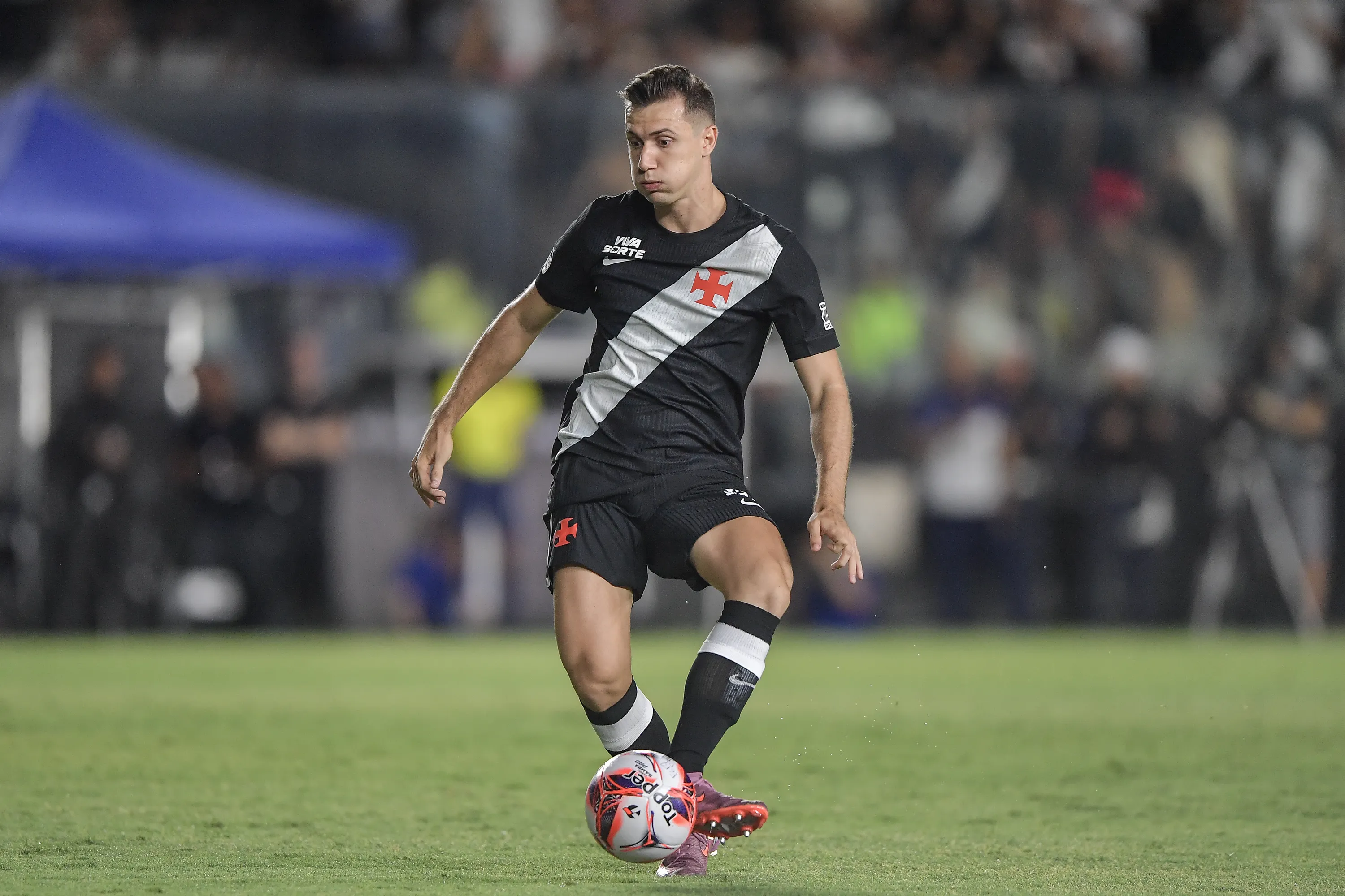RJ – RIO DE JANEIRO – 15/01/2026 – CARIOCA 2026, VASCO X MARICA – Lucas Piton jogador do Vasco durante partida contra o Marica no estadio Sao Januario pelo campeonato Carioca 2026. Foto: Thiago Ribeiro/AGIF