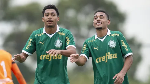 Luighi  jogador do Palmeiras comemora seu gol com Riquelme Fillipi jogador da sua equipe durante partida contra o Portuguesa no estadio CT Academia de Futebol pelo campeonato Paulista Sub-20 2024. 
