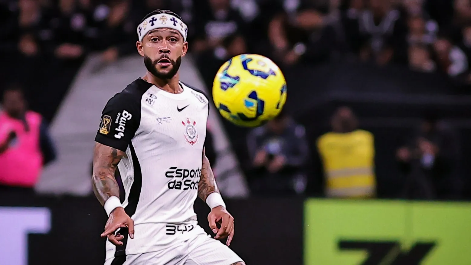 Memphis Depay em campo pelo Timão. Foto: Fabio Giannelli/AGIF