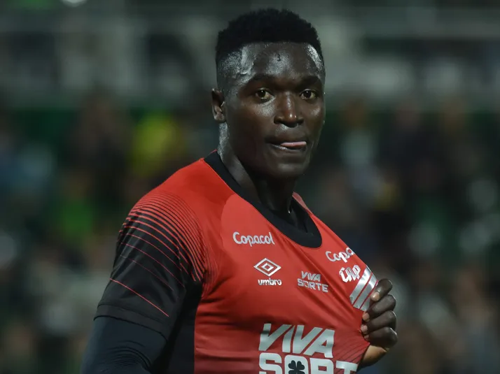 Viveros está voltando ao Athletico-PR, mas presença no clássico ainda é uma dúvida