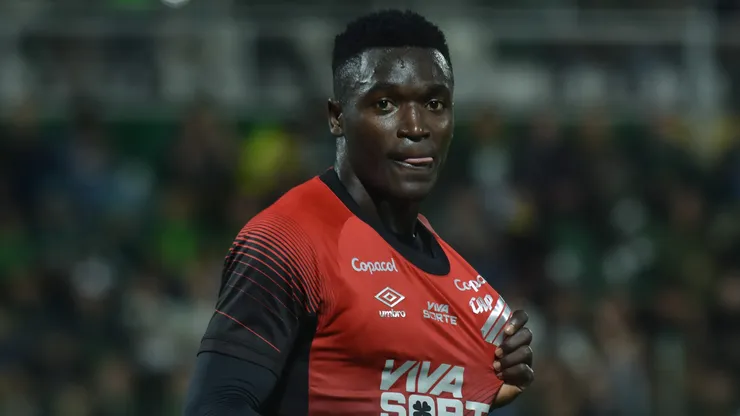 Kevin Viveros durante confronto contra a Chapecoense na Série B de 2025.