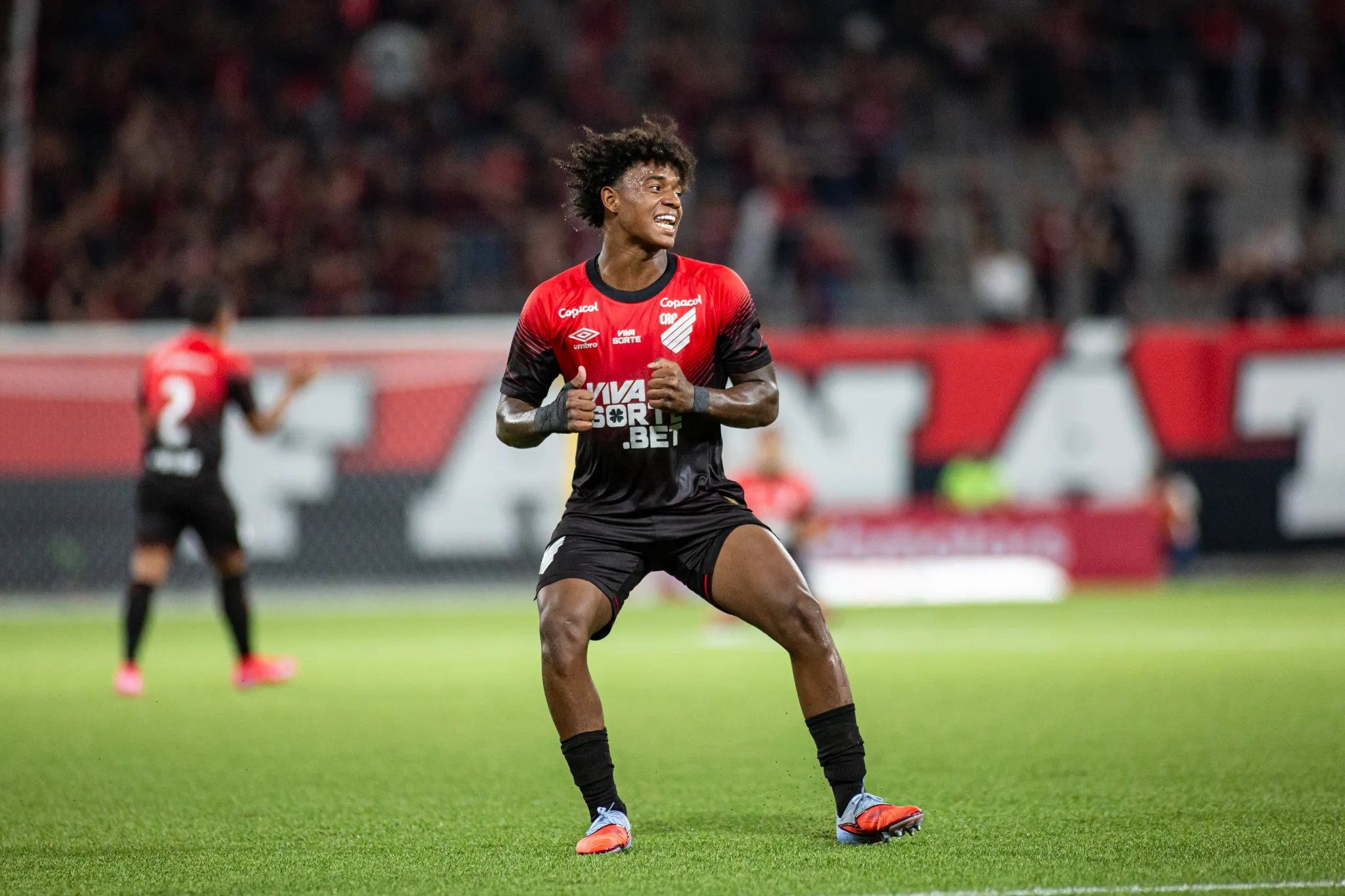 Bruninho comemorando gol durante partida contra o Andraus no Campeonato Paranaense 2026. Foto: Luis Garcia/AGIF