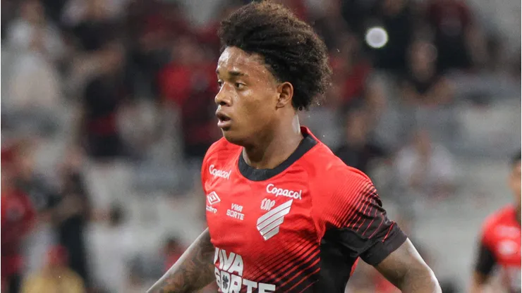 Bruninho durante confronto contra o Athletico-PR e Operário no Campeonato Paranaense de 2026. Foto: Robson Mafra/AGIF