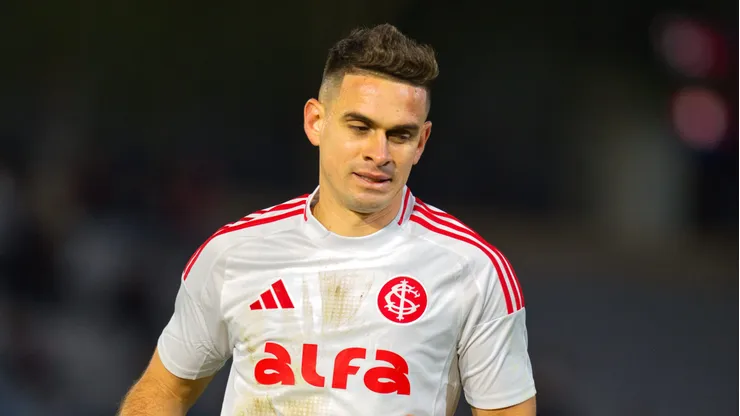 Borre jogador do Internacional durante partida contra o Bragantino no estadio Cicero De Souza Marques pelo campeonato Brasileiro A 2025. Foto: Anderson Romao/AGIF