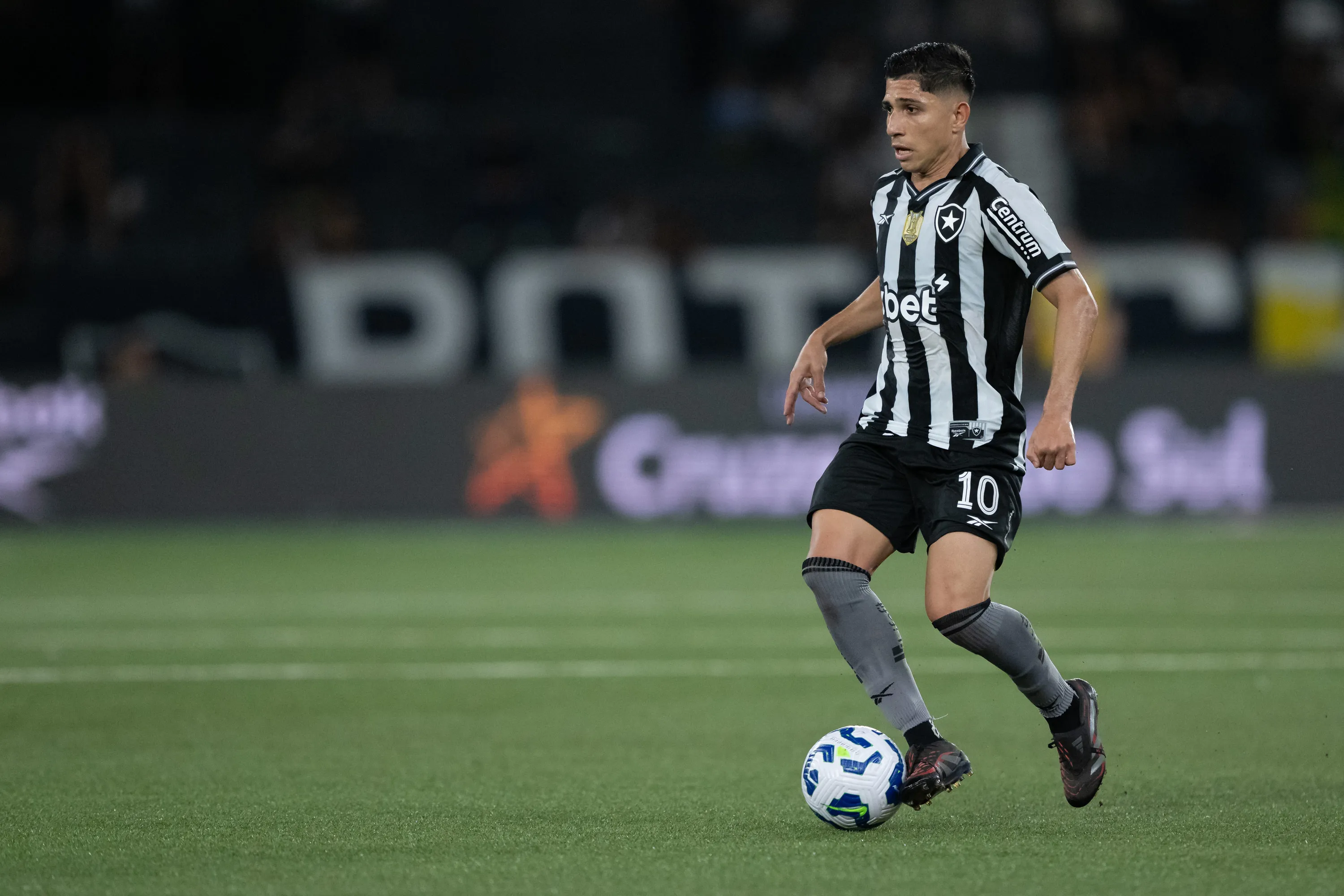 Savarino atuando pelo Botafogo –  Foto: Jorge Rodrigues/AGIF