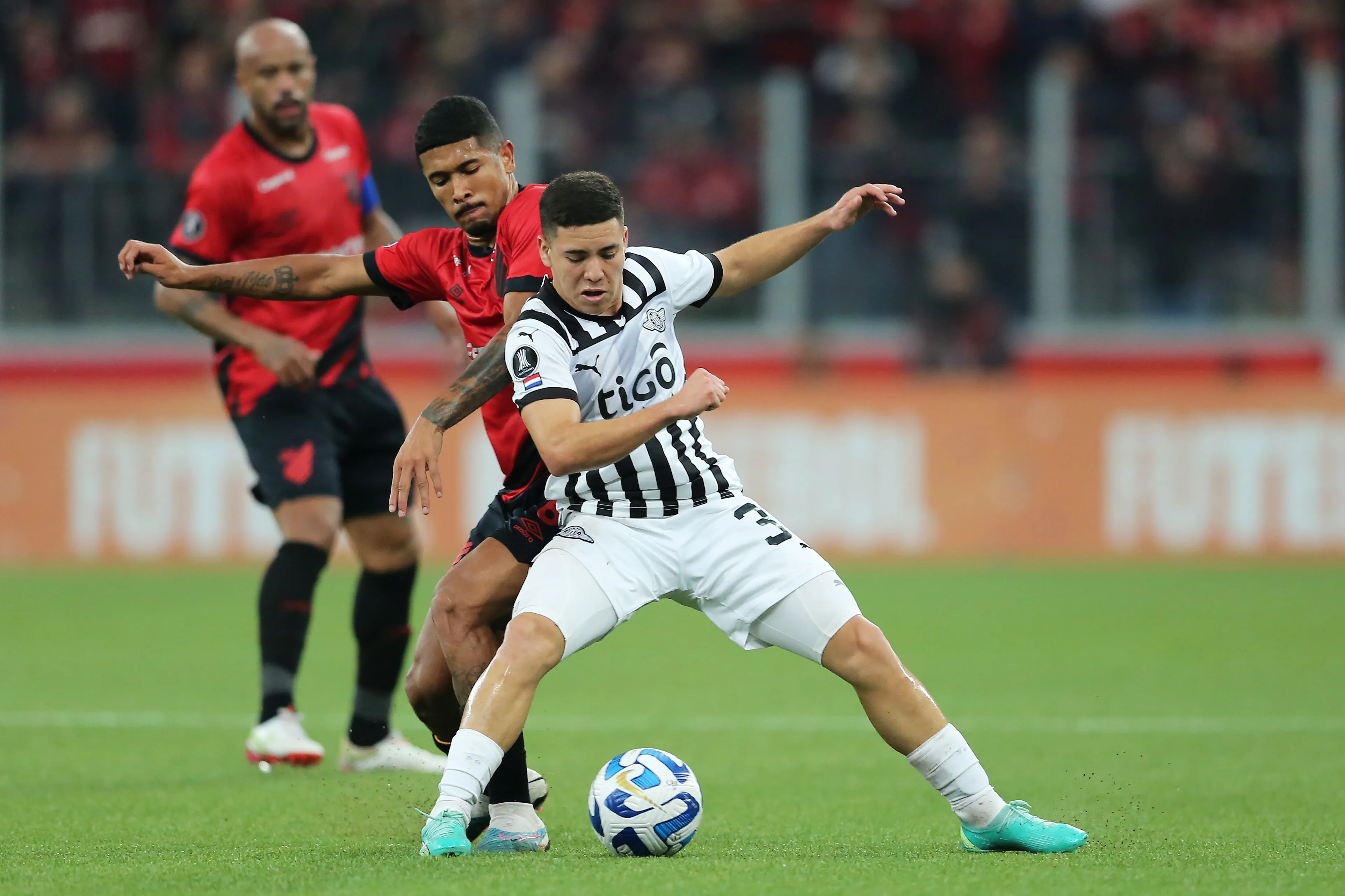 Enso González atuando no Olímpia-PAR contra o Athlético-PR em 2023 – (Photo by Heuler Andrey/Getty Images)