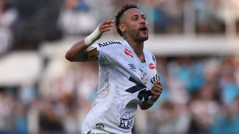 Neymar Jogadore do Santos comemoram vitoria ao final da partida contra o Cruzeiro no estadio Vila Belmiro pelo campeonato Brasileiro A 2025. Foto: Mauricio De Souza/AGIF
