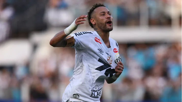 Neymar Jogadore do Santos comemoram vitoria ao final da partida contra o Cruzeiro no estadio Vila Belmiro pelo campeonato Brasileiro A 2025. Foto: Mauricio De Souza/AGIF