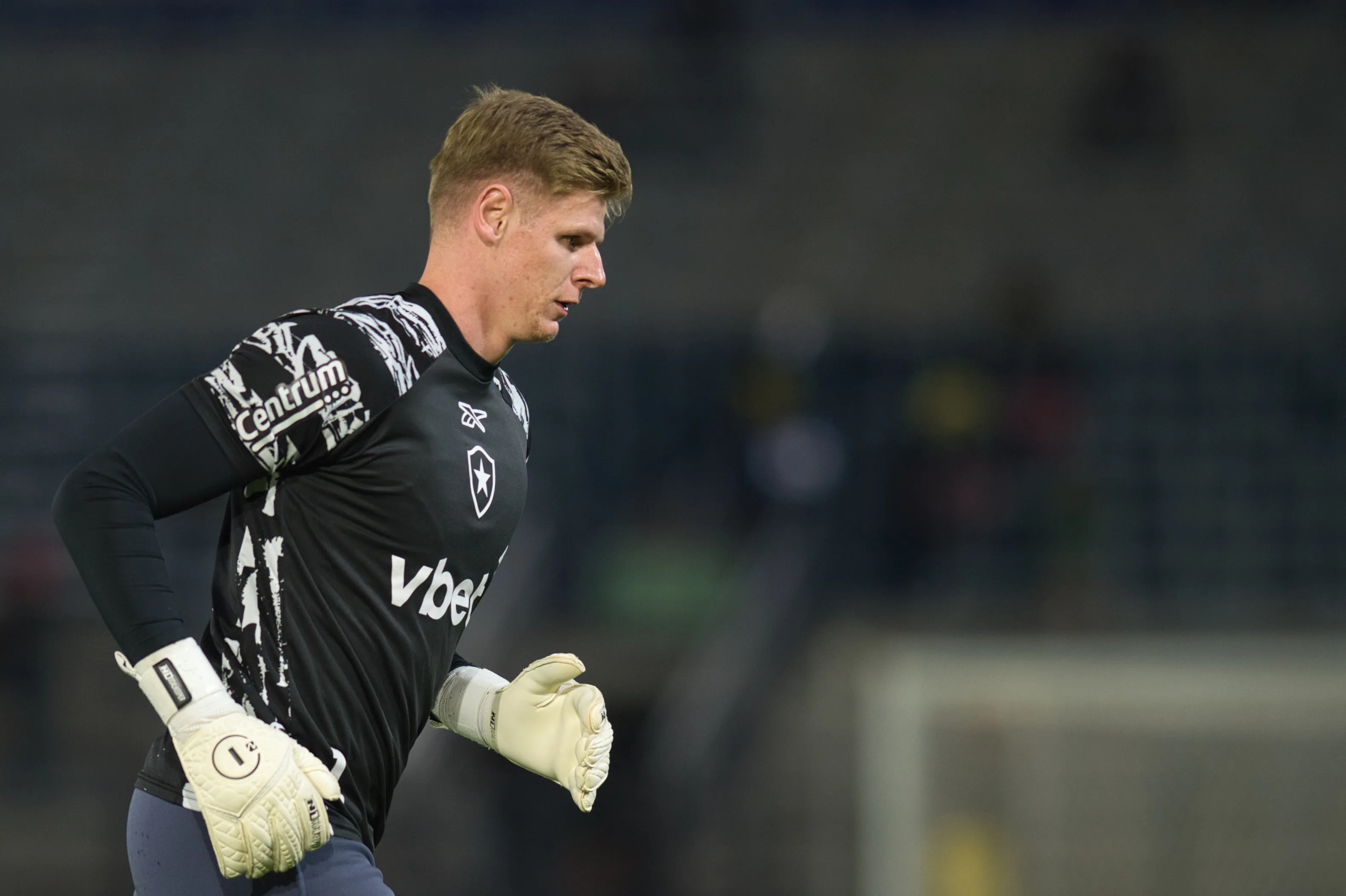 jogador do Botafogo Raul durante aquecimento antes da partida contra o Bragantino no estadio Cicero De Souza Marques pelo campeonato Copa Do Brasil 2025. Foto: Anderson Romao/AGIF