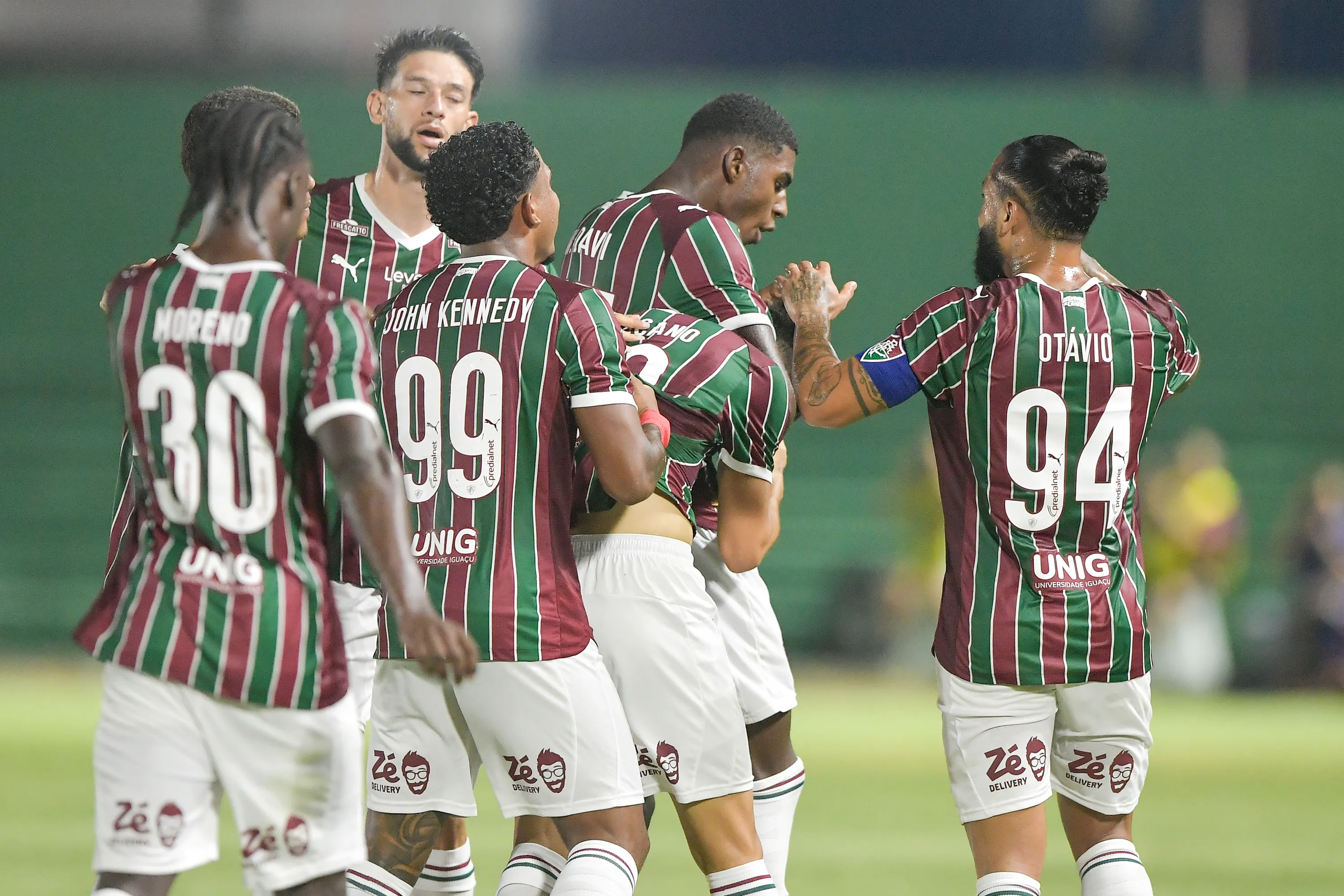 Lezcano jogador do Fluminense comemora seu gol com jogadores do seu time durante partida contra o Madureira no estadio Luso Brasileiro pelo campeonato Carioca 2026. Foto: Thiago Ribeiro/AGIF