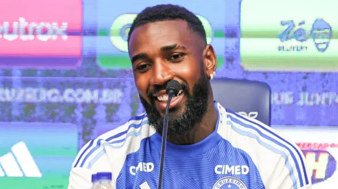 Gerson jogador do Cruzeiro CHORA ao falar da infancia pobre durante  coletiva de imprensa para sua apresentacao realizada na Toca da Raposa II.    Foto: Gilson Lobo/AGIF
