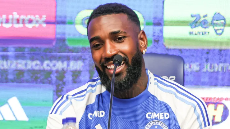 Gerson jogador do Cruzeiro CHORA ao falar da infancia pobre durante coletiva de imprensa para sua apresentacao realizada na Toca da Raposa II. Foto: Gilson Lobo/AGIF
