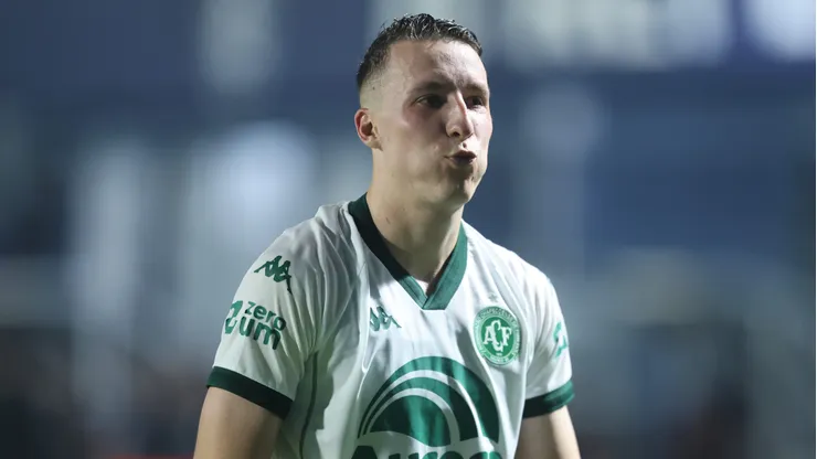 Eduardo Doma jogador do Chapecoense comemora seu gol durante partida contra o Remo no estadio Baenao pelo campeonato Brasileiro B 2025. Foto: Fernando Torres/AGIF