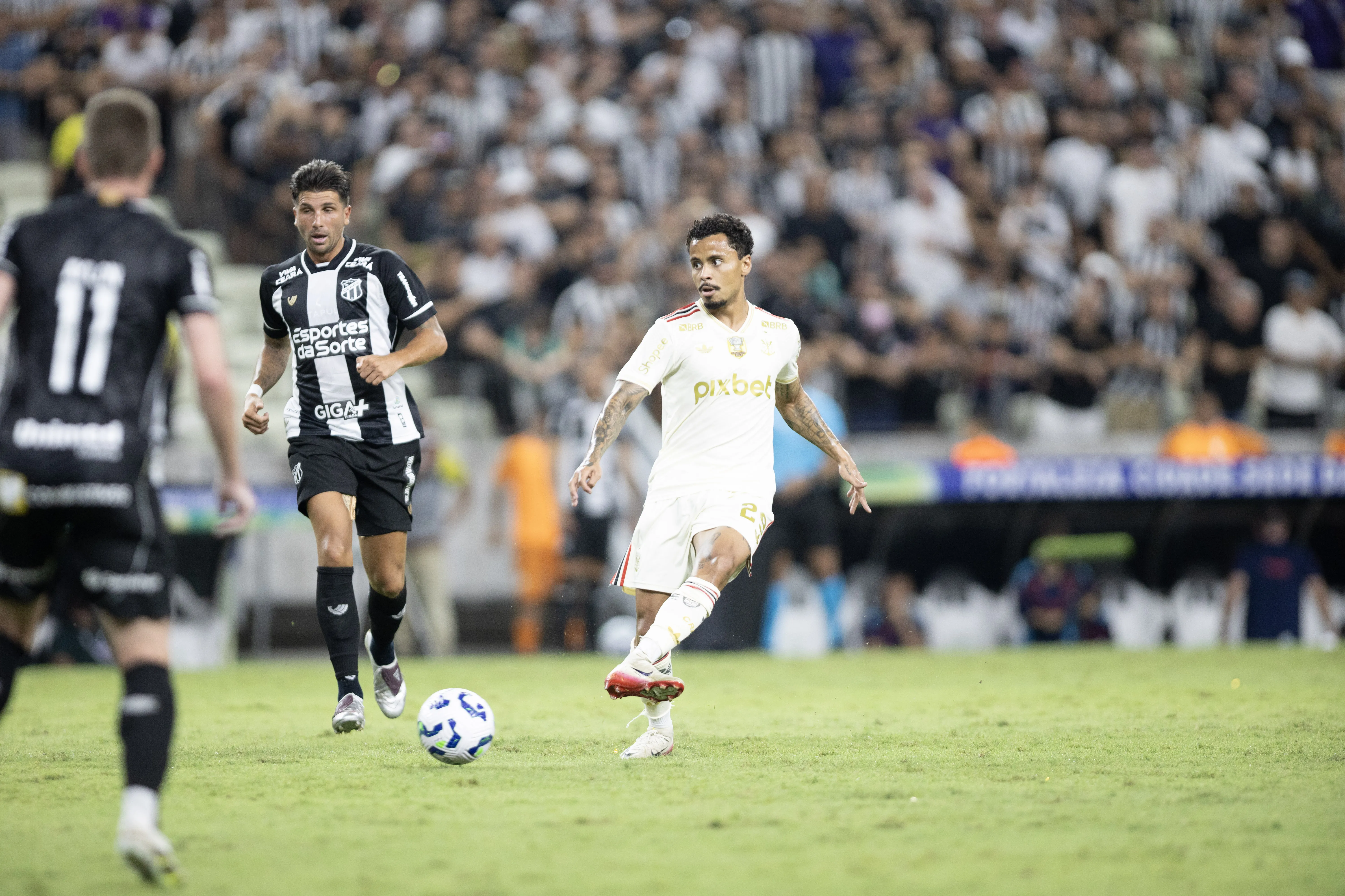 allan jogador do Flamengo durante partida contra o Ceara no estadio Arena Castelao pelo campeonato Brasileiro A 2025. Foto: Baggio Rodrigues/AGIF