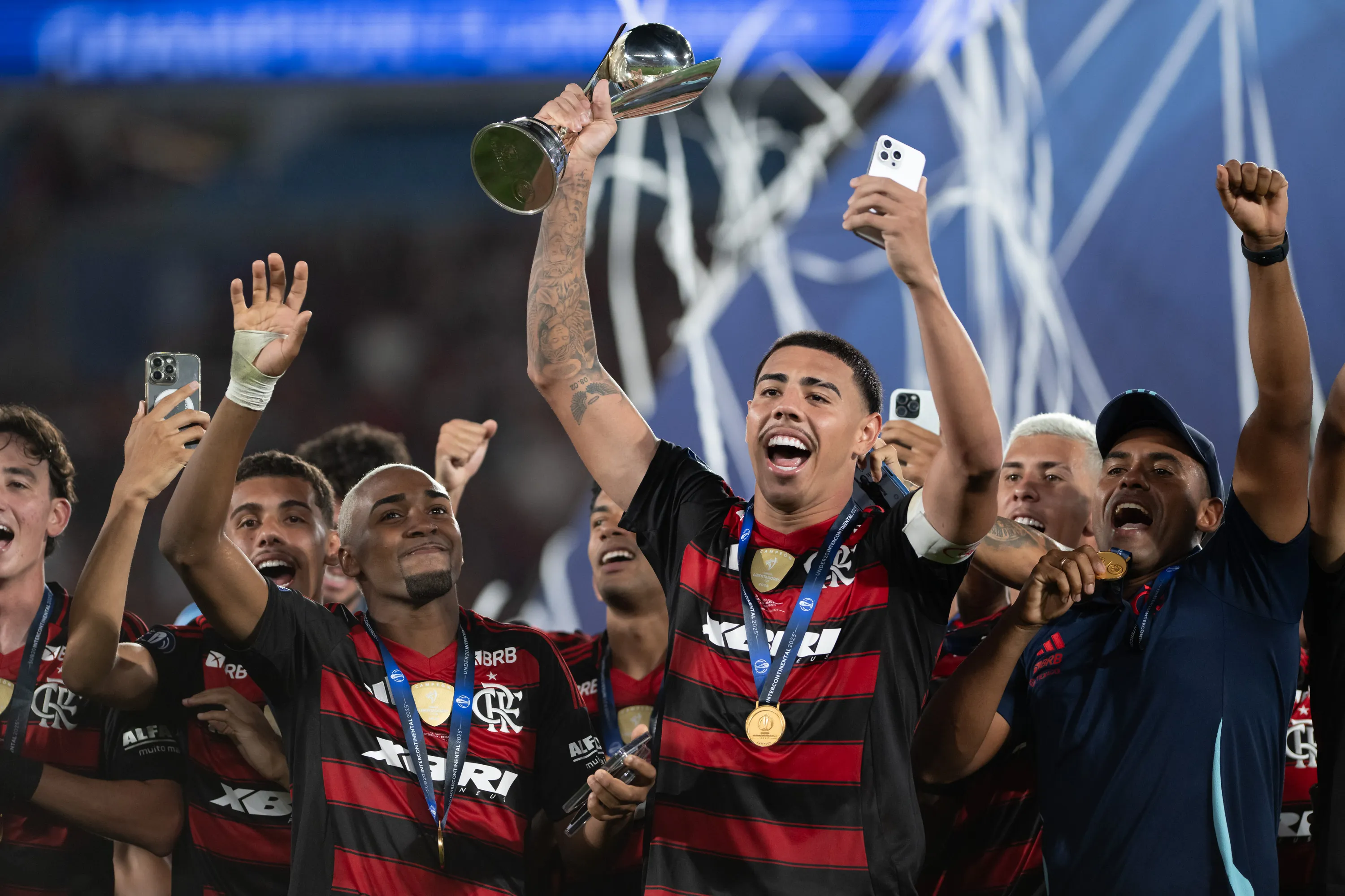 RJ – RIO DE JANEIRO – 23/08/2025 – COPA  INTERCONTINENTAL  SUB-20 2025, FLAMENGO X BARCELONA – Iago jogador do Flamengo levanta a taca de campeao durante cerimonia de premiacao ao final da partida contra o Barcelona no estadio Maracana pela decisao do campeonato COPA  INTERCONTINENTAL  SUB-20 2025. Foto: Jorge Rodrigues/AGIF