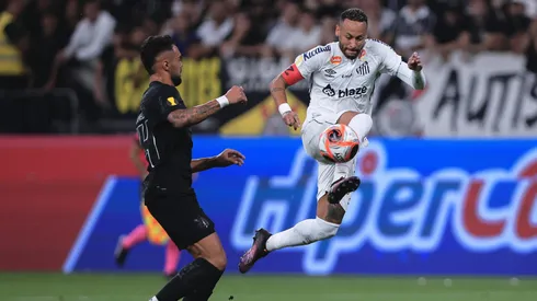 Raniele jogador do Corinthians disputa lance com Neymar Jr. jogador do Santos durante partida no estadio Arena Corinthians pelo campeonato Paulista 2025. Foto: Ettore Chiereguini/AGIF
