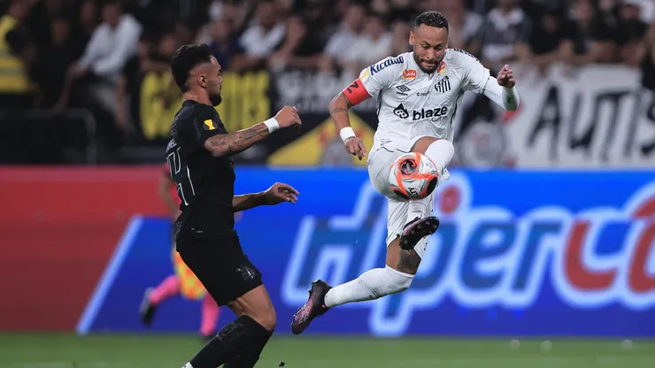 Raniele jogador do Corinthians disputa lance com Neymar Jr. jogador do Santos durante partida no estadio Arena Corinthians pelo campeonato Paulista 2025. Foto: Ettore Chiereguini/AGIF