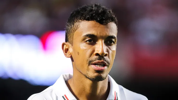 Luiz Gustavo jogador do São Paulo durante execução do hino nacional antes da partida contra o Bragantino no estádio Morumbi pelo campeonato Paulista 2024. Foto: Reinaldo Campos/AGIF