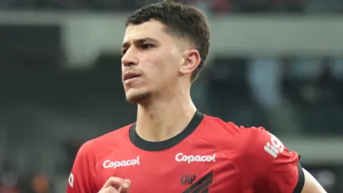 Vitor Bueno durante partida entre Athletico e Atlético-MG no Brasileirão de 2023.
