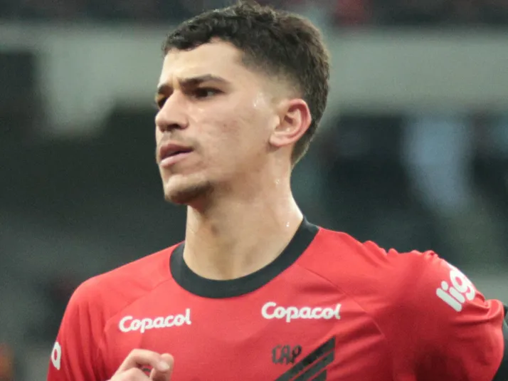 Vitor Bueno rescinde com clube japonês e fica livre no mercado