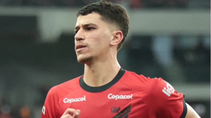 Vitor Bueno durante partida entre Athletico e Atlético-MG no Brasileirão de 2023.