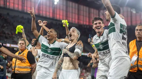 Jogadores do Coritiba comemoram vitoria ao final da partida contra o Athletico-PR no estadio Arena da Baixada pelo campeonato Paraense 2026. Foto: Luis Garcia/AGIF