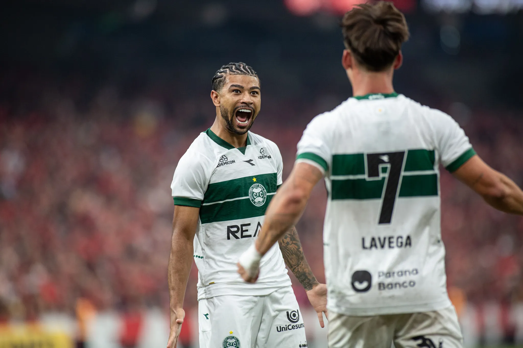 Ronier jogador do Coritiba comemora seu gol durante partida contra o Athletico-PR no estadio Arena da Baixada pelo campeonato Paranaense 2026. Foto: Luis Garcia/AGIF