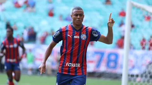 ERick jogador do Bahia comemora seu gol com jogadores do seu time durante partida contra o Galicia  no estadio Fonte Nova pelo campeonato Baiano 2026. Foto: Marcio Jose/AGIF
