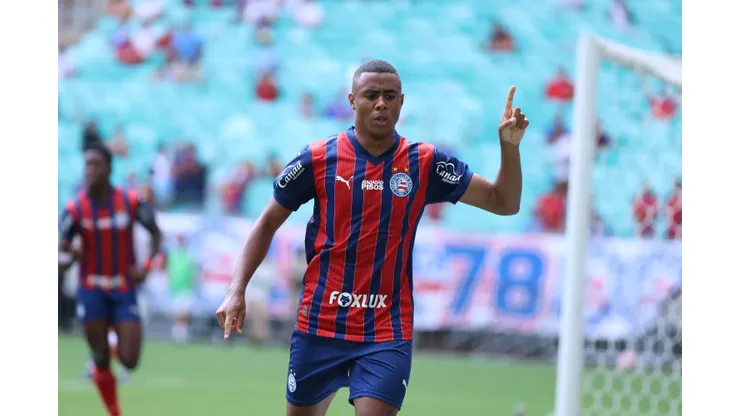 ERick jogador do Bahia comemora seu gol com jogadores do seu time durante partida contra o Galicia no estadio Fonte Nova pelo campeonato Baiano 2026. Foto: Marcio Jose/AGIF