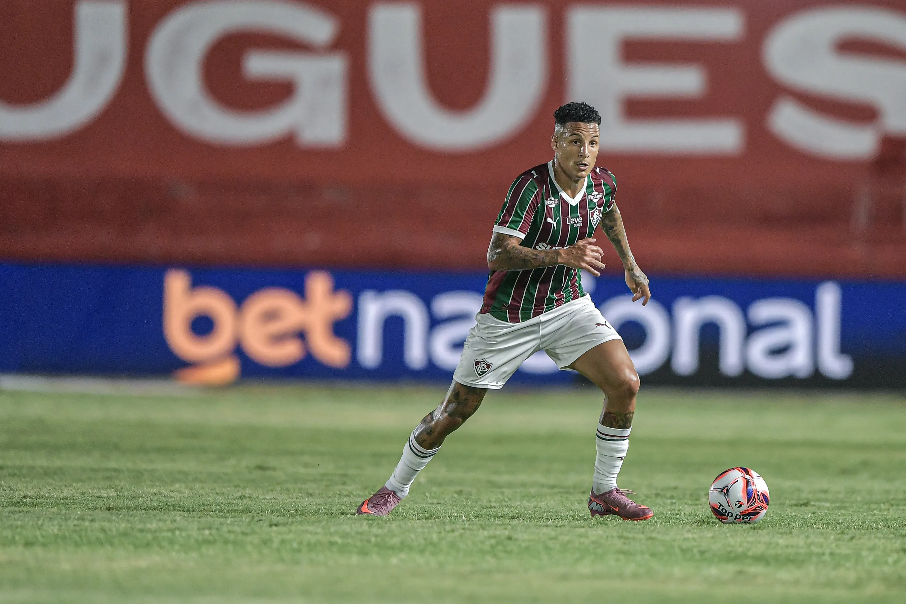 Guilherme Arana jogador do Fluminense durante partida contra o Madureira no estadio Luso Brasileiro pelo campeonato Carioca 2026. Foto: Thiago Ribeiro/AGIF