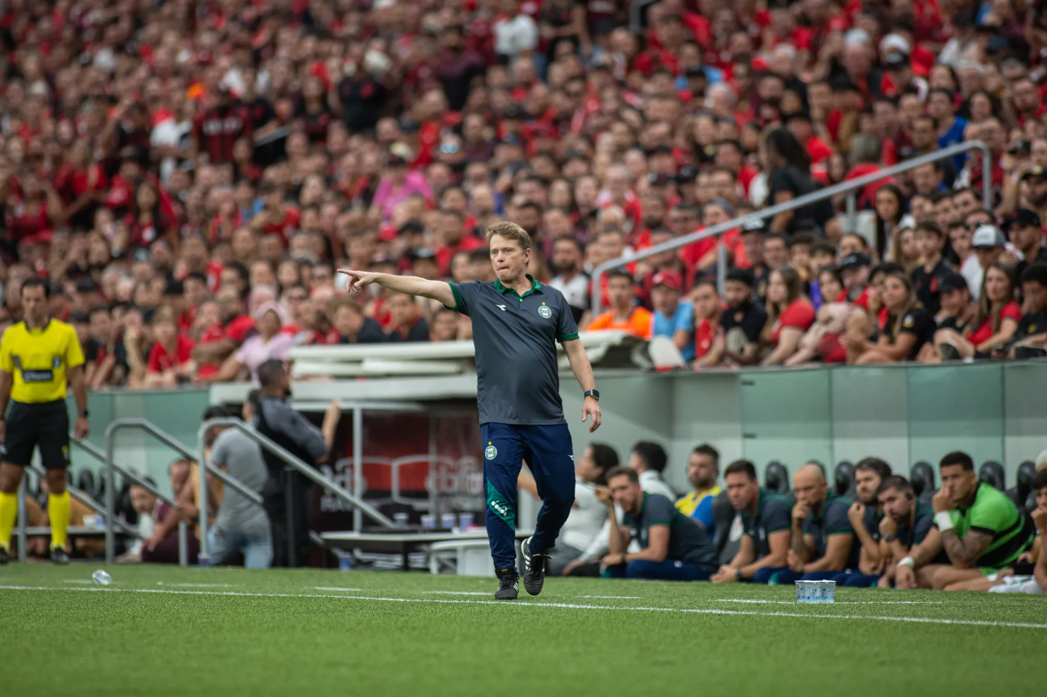 Fernando Seabra tecnico do Coritiba durante partida contra o Athletico-PR no estadio Arena da Baixada pelo campeonato Paraense 2026. Foto: Luis Garcia/AGIF