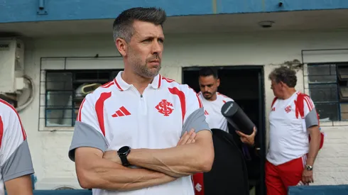 Paulo Pezzolano, técnico do Internacional, na beira do campo antes da partida contra o Monsoon (Imagem: Ricardo Duarte / Internacional)
