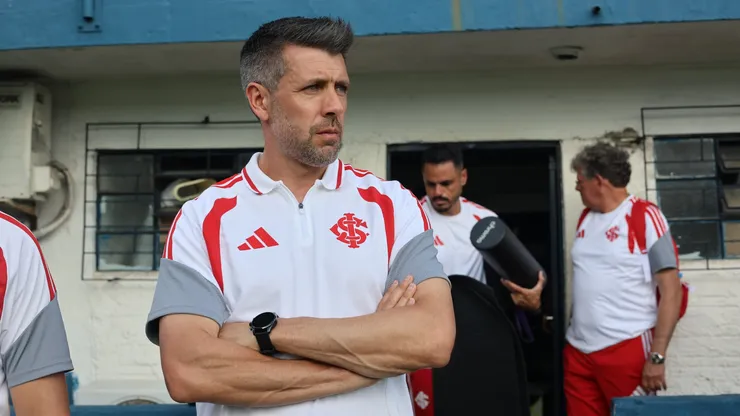 Paulo Pezzolano, técnico do Internacional, na beira do campo antes da partida contra o Monsoon (Imagem: Ricardo Duarte / Internacional)