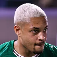 Vitor Roque sente o joelho, mas Palmeiras descarta lesão grave