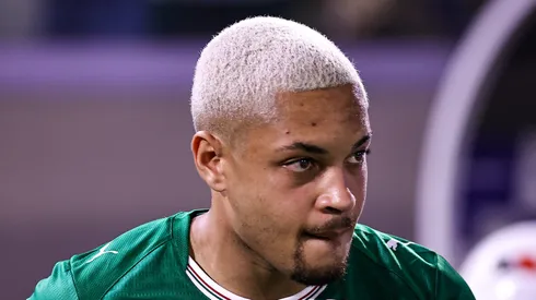 Vitor Roque sentiu o joelho em Palmeiras x Mirassol
