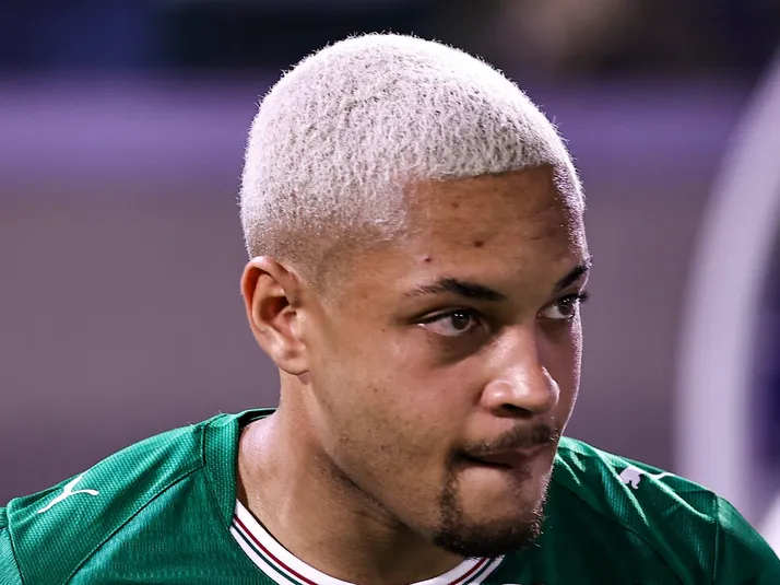 Vitor Roque sente o joelho, mas Palmeiras descarta lesão grave