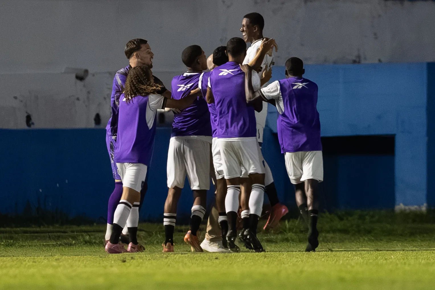 SP – TAUBATE – 10/01/2026 – COPA SAO PAULO JUNIOR 2026, TAUBATE X BOTAFOGO -SAMUEL ALVES jogador do Botafogo comemora seu gol durante partida contra o Taubate no estadio Joaquinzao pelo campeonato Copa Sao Paulo Junior 2026. Foto: Joisel Amaral/AGIF