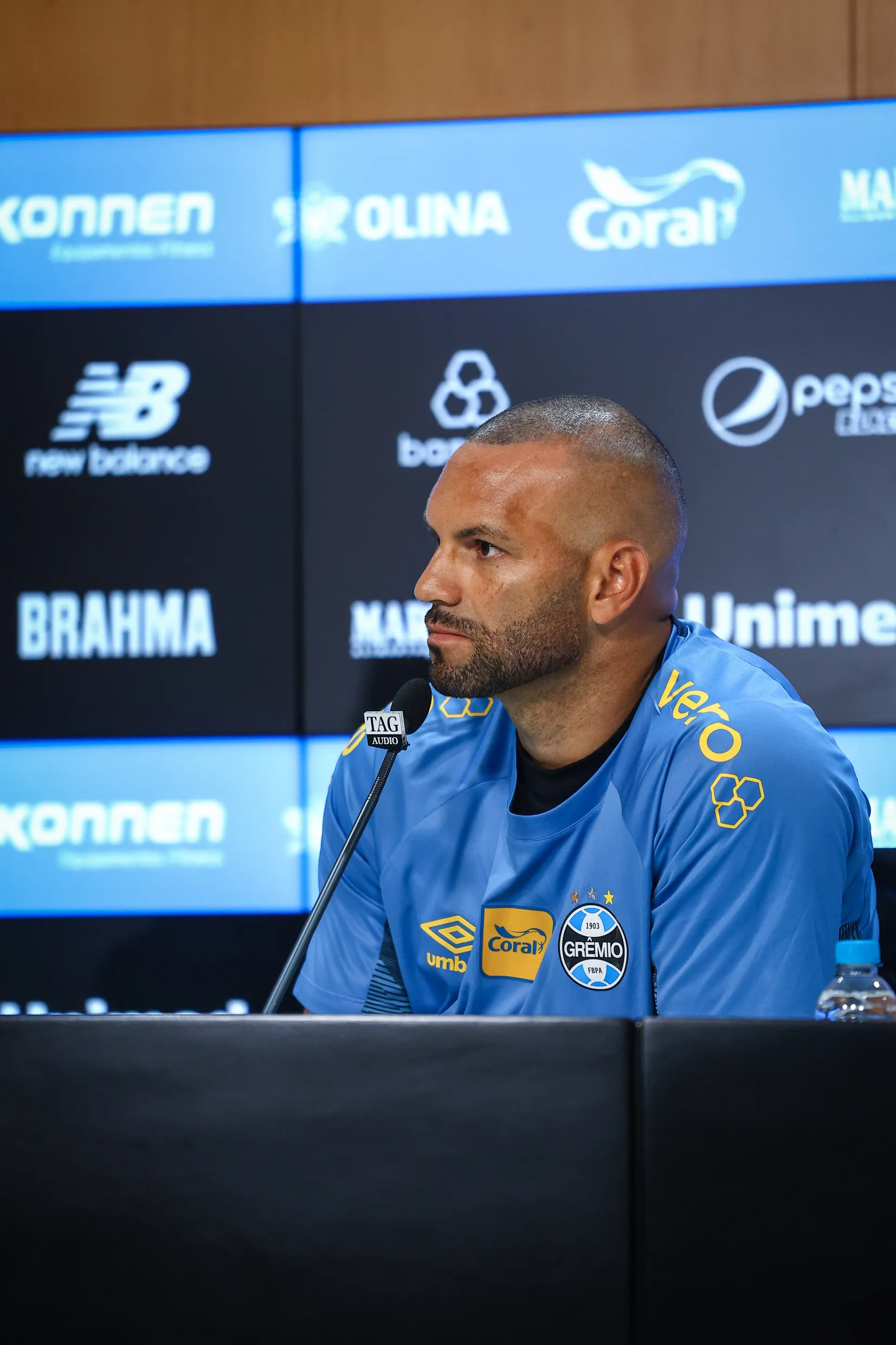 Vice-presidente de futebol Antonio Dutra Junior, ao lado do diretor de futebol Rafael Lima apresenta o atleta Weverton como novo reforço do Gremio para a temporada 2026. FOTO: LUCAS UEBEL/GREMIO FBPA
