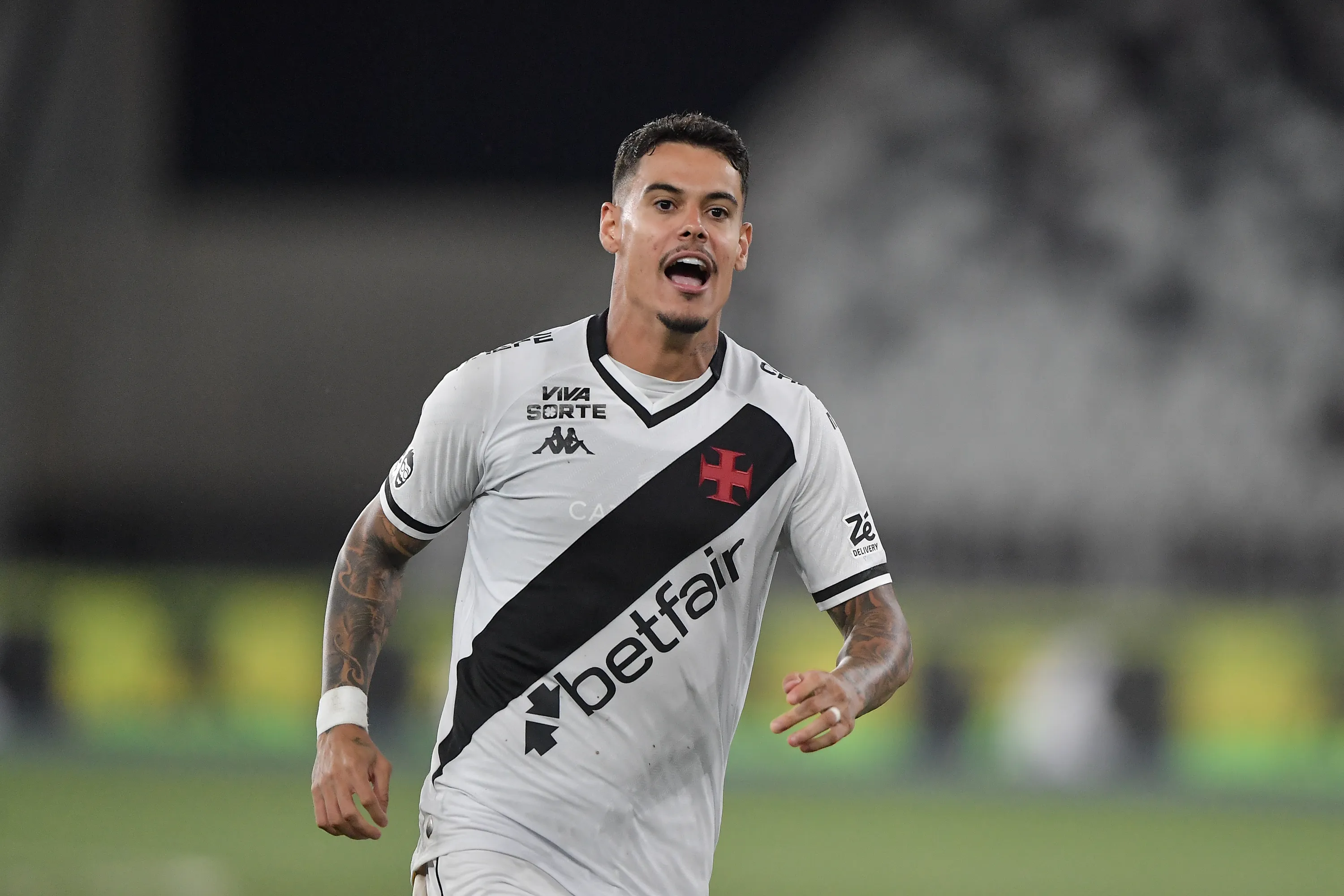 RJ – RIO DE JANEIRO – 11/09/2025 – COPA DO BRASIL 2025, BOTAFOGO X VASCO – Lucas Freitas jogador do Vasco durante partida contra o Botafogo no estadio Engenhao pelo campeonato Copa Do Brasil 2025. Foto: Thiago Ribeiro/AGIF